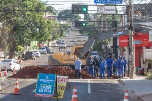 EM OBRAS: rua Bahia passa por drenagem e motoristas devem ficar atentos a trajeto