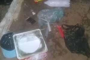 Trio é flagrado pichando muro durante a madrugada na Avenida Guaicurus