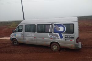 Adolescente furta van, atola em estrada e é apreendido pela PM