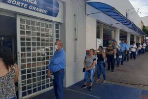 Oferecer máscara e fiscalizar filas de bancos são soluções para evitar covid-19, diz prefeito