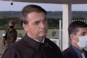 Bolsonaro acusa jornais de vitimismo ao abandonarem cobertura no Alvorada