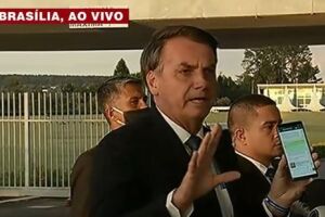 De forma rápida e tímida, Bolsonaro pede desculpas por mandar imprensa calar a boca