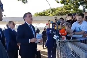 Bolsonaro diz que não houve 'agressão' em manifestação e grita 'cala a boca' para repórteres