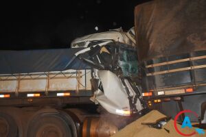 Motorista morre em acidente entre dois caminhões na MS-295