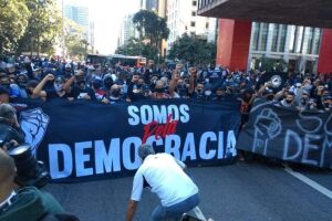 Gaviões da Fiel puxa protesto a favor da democracia na Paulista