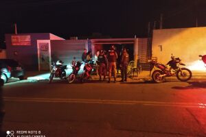 Toque de Recolher: motociclista tenta fugir passando por dentro de terminal, mas se dá mal