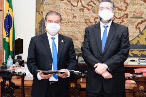 Senador cuida da participação do Brasil em grupo internacional de pesquisas sobre o Covid