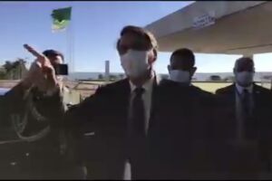 Com medo de multa, Bolsonaro cumpre agenda com máscara de proteção