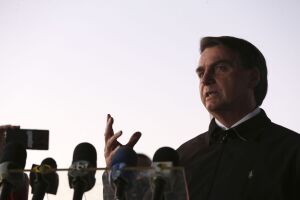 Entra mudo e sai calado: Bolsonaro vai a enterro de soldado e evita imprensa
