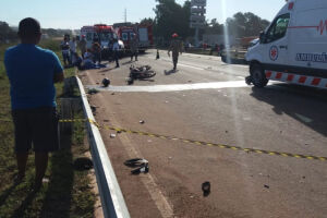 Motociclista é arrastado por 35 metros em acidente com ambulância na BR-163