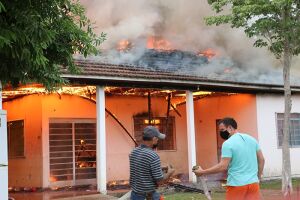 Casa de padre pega fogo em Porto Murtinho