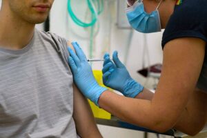 Teste de vacina contra covid-19 contará com 2 mil voluntários brasileiros