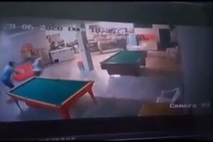 VÍDEO: dono de bar é agredido após pedir para cliente usar máscara
