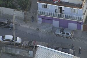 Polícia fez buscas na casa de parente de Queiroz em BH na manhã desta terça-feira (23)