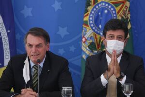 Por ser bom comunicador, Mandetta potencializou pavor na população, diz Bolsonaro