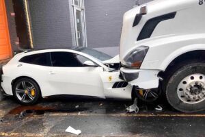 Por vingança, funcionário esmaga Ferrari do chefe com caminhão