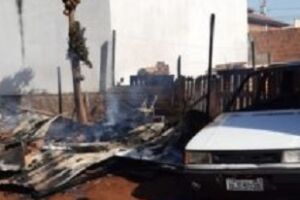 Fogão a lenha causa incêndio e destrói carro em Chapadão do Sul