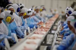 O QUÊ? China suspende compra de carne brasileira por medo da covid-19
