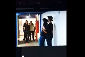 Homem armado com faca invade a TV Globo e faz repórter refém no RJ