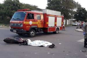 Motociclista bate em caminhão e morre em Corumbá