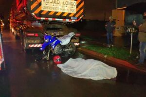 Motociclista de 46 anos bate na traseira de caminhão parado e morre em Dourados