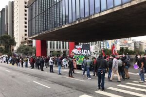 Militantes fazem ato pela democracia e contra Bolsonaro em SP