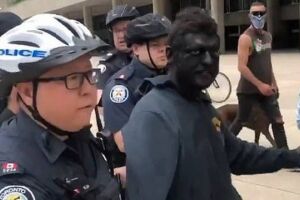 Com 'blackface', homem é preso em protesto contra racismo