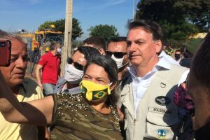 Sem máscara, Bolsonaro acompanha blitz da PRF e causa aglomerações