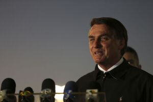 Bolsonaro diz que projeto de fake news limita liberdade de expressão