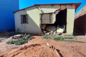 Motorista invade muro e deixa casa de auxiliar de limpeza destruída no Jardim Anache