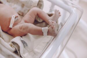 Bebê nasce com Covid-19 e médicos detectam vírus na placenta
