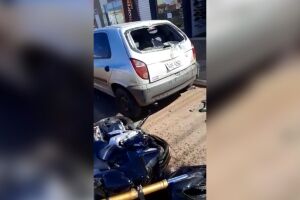 VÍDEO: motos batem, piloto é jogado contra carro e fica em estado grave nas Moreninhas