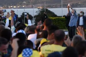 Bolsonaro usa nota da AMB para reforçar campanha pela cloroquina