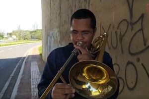 EXEMPLO: pedreiro, Raphael usa horário de almoço para tocar e estudar música em viaduto na Ceará