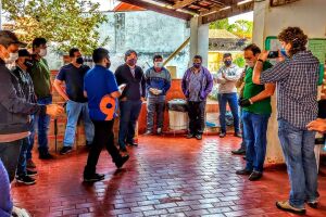 CAMPANHA? Felipe Orro transforma doação de máscaras em 'cerimônia' e gera aglomeração