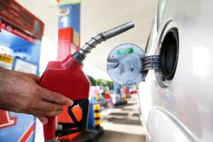 JUSTO AGORA? Petrobras sobe preço da gasolina já nesta quarta-feira