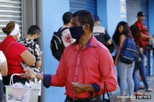 Bolsonaro veta uso de máscara obrigatória no comércio e templos
