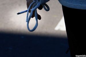 Morador de rua suspeito de furto é amarrado e agredido por trio