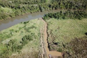 FOLGADOS: donos de pesqueiro abrem canal para ligar rio até casa e são flagrados por drone