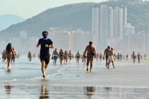 Mesmo com pandemia, praias lotam em SP