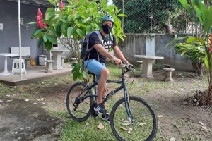 DEDICAÇÃO: professor pedala mais de 7 km para ajudar alunos sem acesso a aulas online