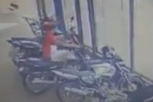 VÍDEO: câmera de segurança flagra furto de moto no estacionamento de supermercado