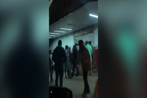 VÍDEO: som 'rola solto' em conveniência e moradora denuncia aglomeração no Nova Lima