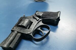 Festa e tiros: Batalhão de Choque encontra arma de fogo em confraternização