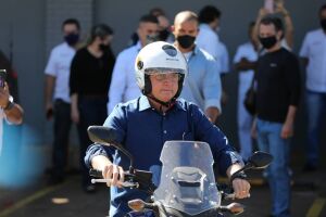 Bolsonaro passeia de moto após testar negativo para coronavírus e anuncia que vai começar a viajar