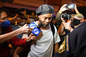 Justiça do Paraguai decide se deixa Ronaldinho e Assis voltarem ao Brasil