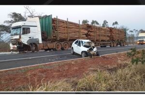 Homem morre após bater carro em carreta carregada de madeira em Ribas do Rio Pardo