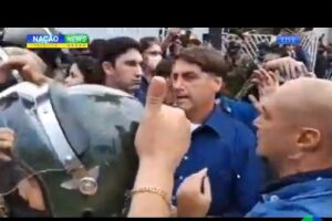 VÍDEO: Bolsonaro reencontra colegas de farda e vê multidão se espremer em Nioaque