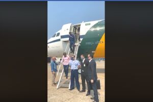 Bolsonaro chega em Corumbá e é recepcionado por deputado e comitiva