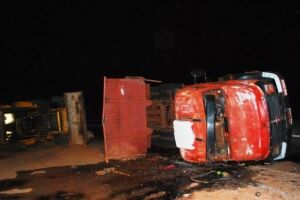 Caminhão que transportava veículo tomba ao fazer rotatória em Santa Rita do Pardo